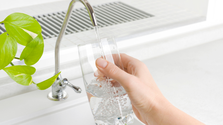 La importancia de la filtración y depuración del agua para su salud