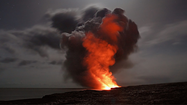 La reacción explosiva: Qué le ocurre a la lava cuando entra en contacto con el agua